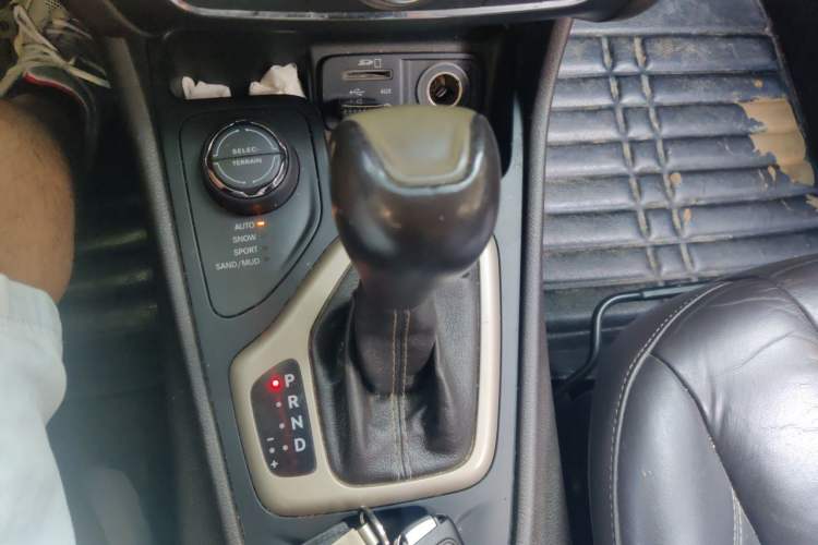 Used Jeep Cherokee 2014 2.4L Luxury Edition Gear Lever