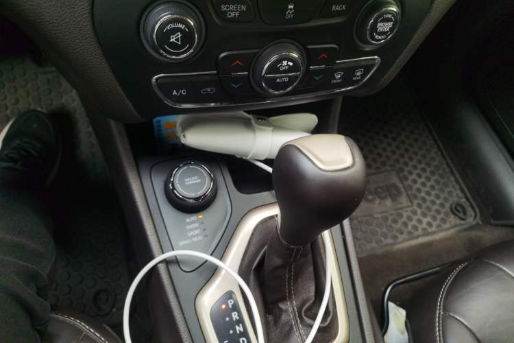 Used Jeep Cherokee 2014 2.4L Luxury Edition Gear Lever