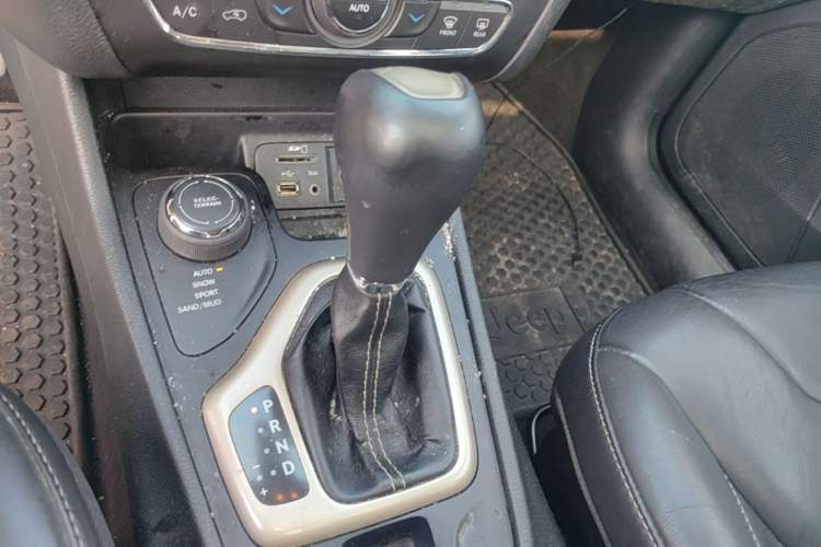 Used Jeep Cherokee 2014 2.4L Luxury Edition Gear Lever