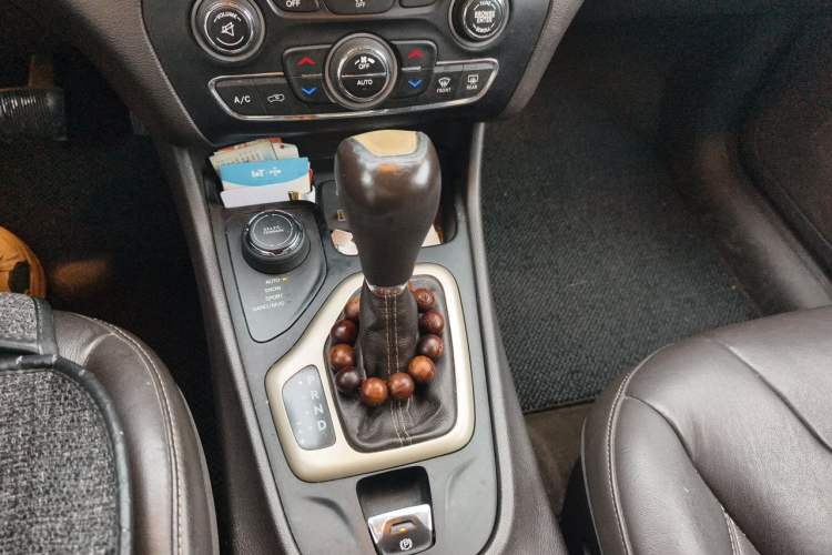 Used Jeep Cherokee 2014 2.4L Luxury Edition Gear Lever