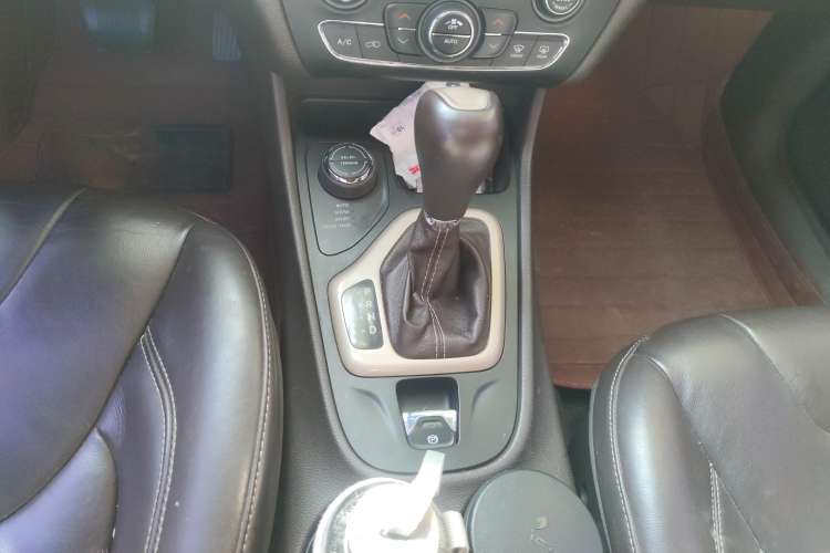 Used Jeep Cherokee 2014 2.4L Luxury Edition Gear Lever