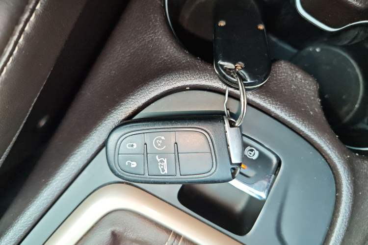 Used Jeep Cherokee 2014 2.4L Luxury Edition Interior 1