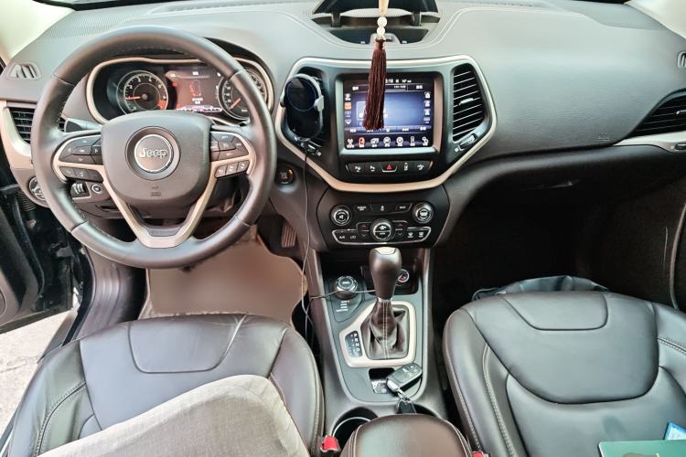 Used Jeep Cherokee 2014 2.4L Luxury Edition Interior 2