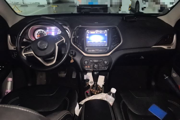 Used Jeep Cherokee 2014 2.4L Urban Edition Interior 2