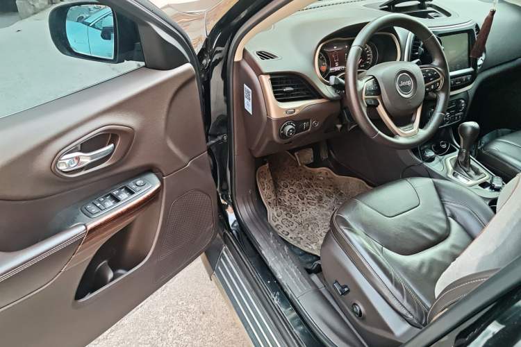 Used Jeep Cherokee 2014 2.4L Luxury Edition Interior 3