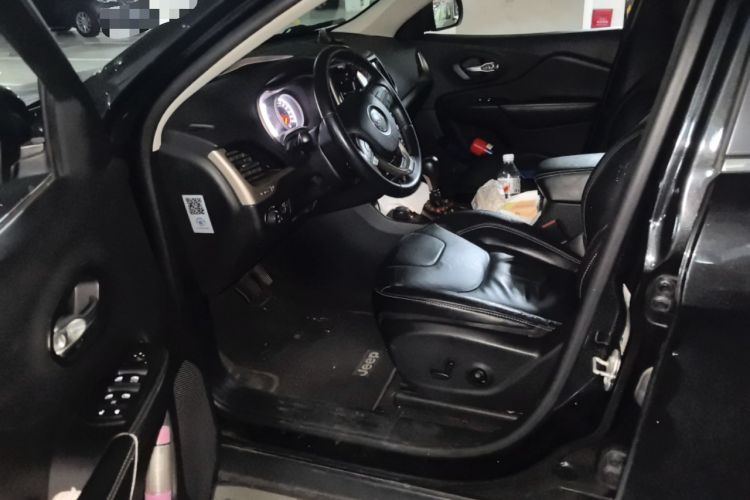 Used Jeep Cherokee 2014 2.4L Urban Edition Interior 3