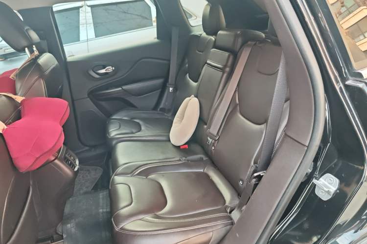 Used Jeep Cherokee 2014 2.4L Luxury Edition Interior 4