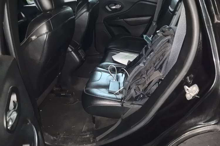 Used Jeep Cherokee 2014 2.4L Urban Edition Interior 4