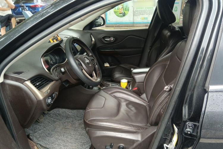 Used Jeep Cherokee 2014 2.4L Luxury Edition Left Front Seat