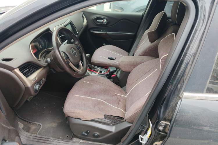 Used Jeep Cherokee 2014 2.4L Luxury Edition Left Front Seat