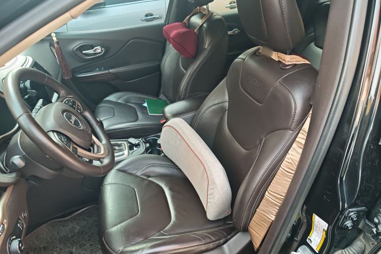 Used Jeep Cherokee 2014 2.4L Luxury Edition Left Front Seat