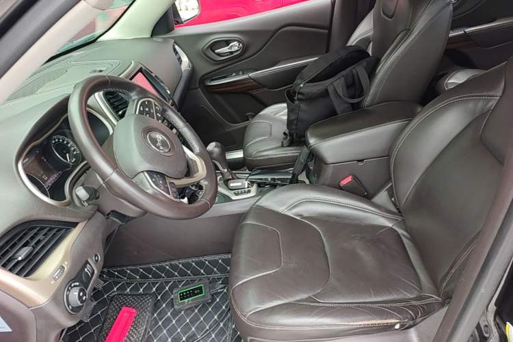 Used Jeep Cherokee 2014 2.4L Luxury Edition Left Front Seat