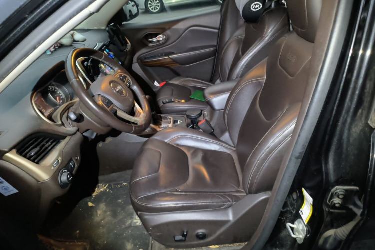 Used Jeep Cherokee 2014 2.4L Luxury Edition Left Front Seat