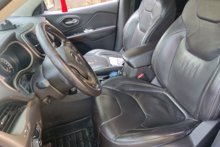 Used Jeep Cherokee 2014 2.4L Luxury Edition Left Front Seat