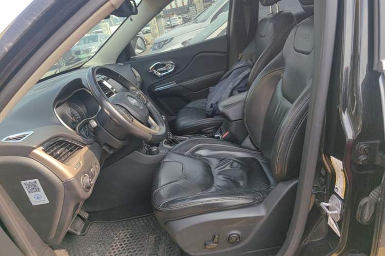 Used Jeep Cherokee 2014 2.4L Luxury Edition Left Front Seat