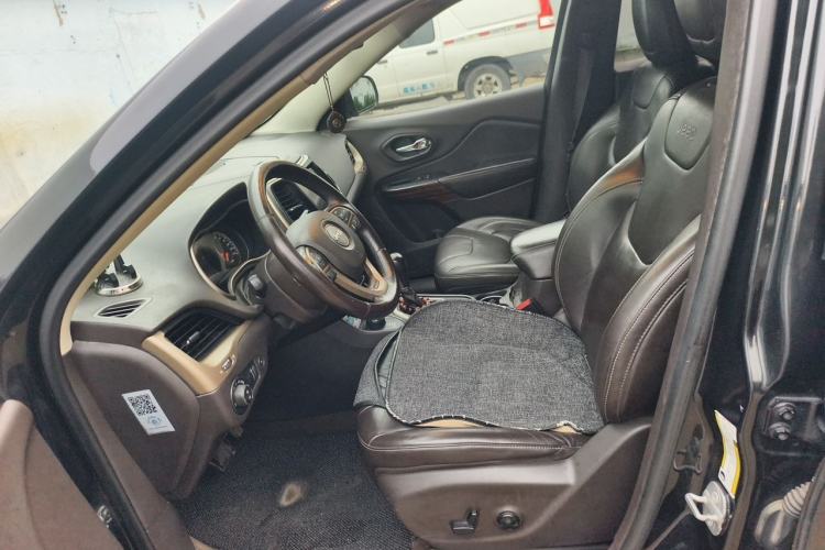 Used Jeep Cherokee 2014 2.4L Luxury Edition Left Front Seat