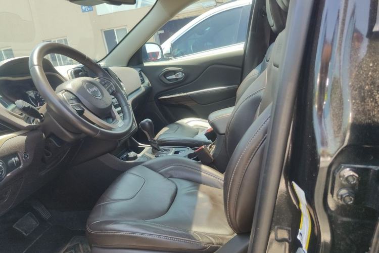 Used Jeep Cherokee 2014 2.4L Luxury Edition Left Front Seat