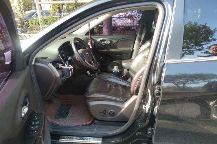 Used Jeep Cherokee 2014 2.4L Luxury Edition Left Front Seat
