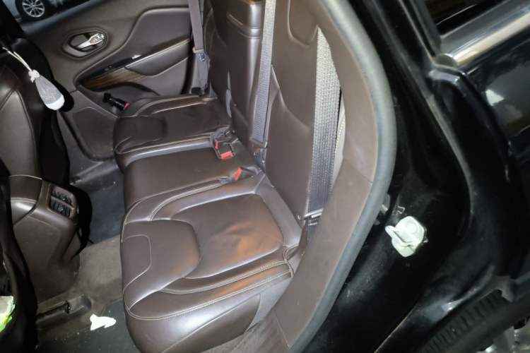 Used Jeep Cherokee 2014 2.4L Luxury Edition Left Rear Seat