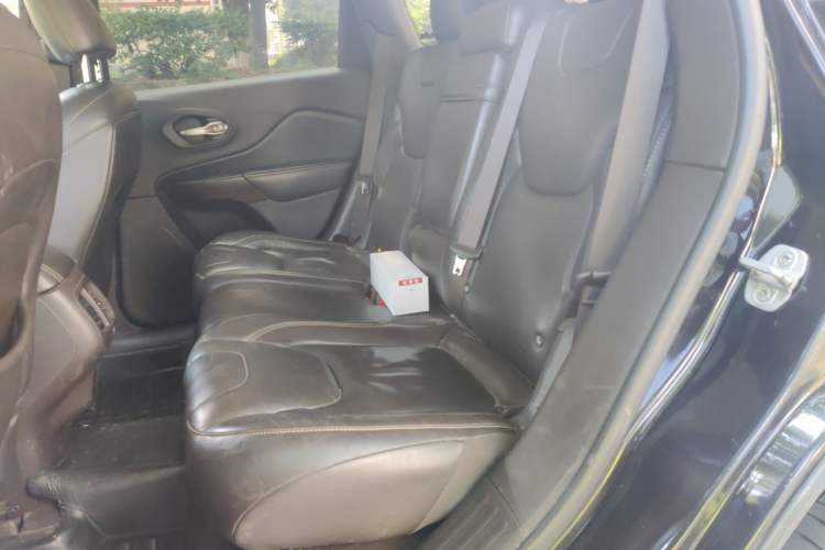 Used Jeep Cherokee 2014 2.4L Luxury Edition Left Rear Seat