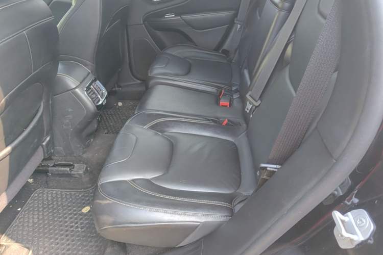 Used Jeep Cherokee 2014 2.4L Luxury Edition Left Rear Seat