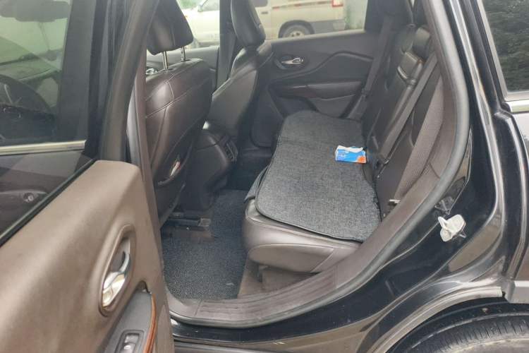 Used Jeep Cherokee 2014 2.4L Luxury Edition Left Rear Seat
