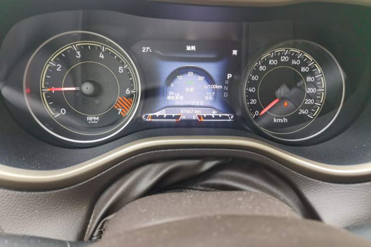 Used Jeep Cherokee 2014 2.4L Luxury Edition Odometer Close Up