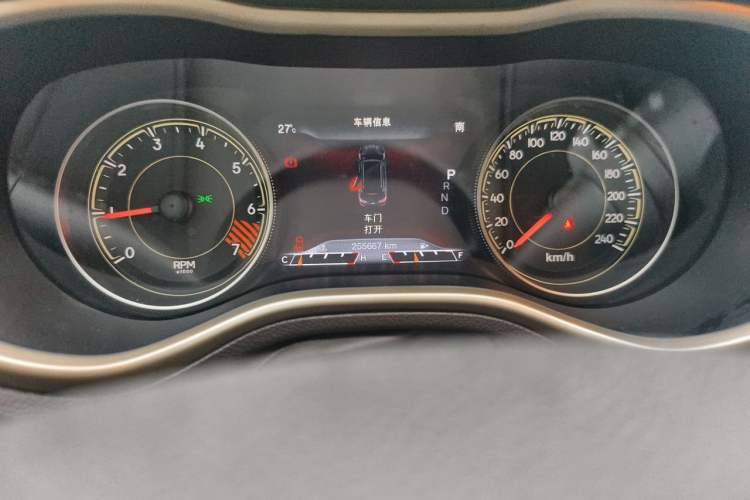Used Jeep Cherokee 2014 2.4L Luxury Edition Odometer Close Up