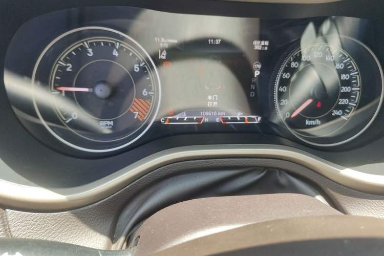 Used Jeep Cherokee 2014 2.4L Luxury Edition Odometer Close Up