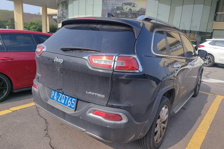 Used Jeep Cherokee 2014 2.4L Luxury Edition Rear Right 45 Deg