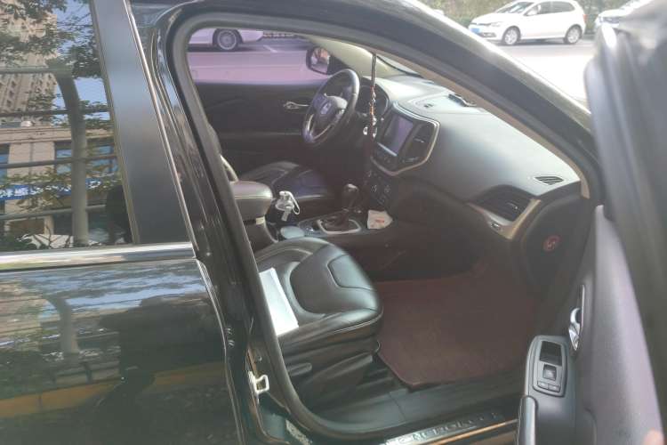 Used Jeep Cherokee 2014 2.4L Luxury Edition Right Front Seat