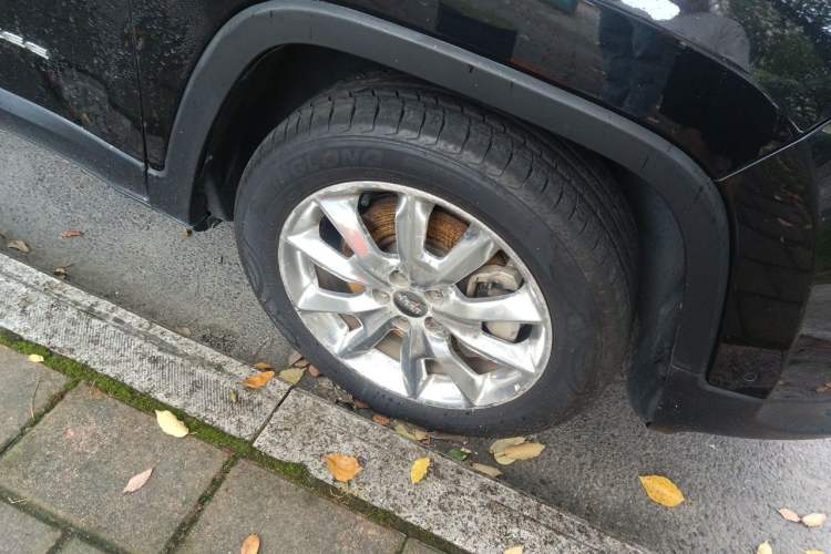 Used Jeep Cherokee 2014 2.4L Luxury Edition Right Front Wheel Hub
