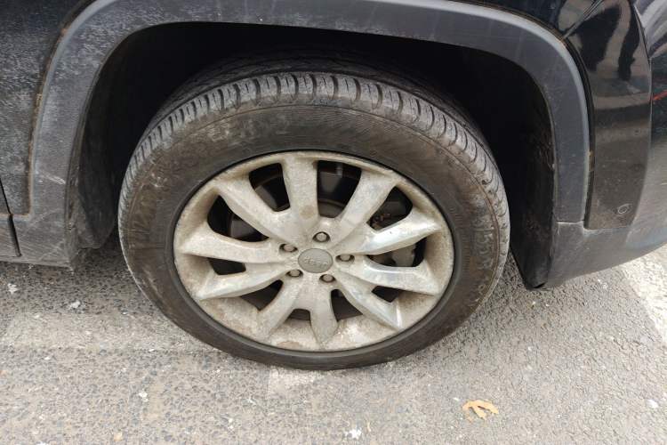 Used Jeep Cherokee 2014 2.4L Luxury Edition Right Front Wheel Hub