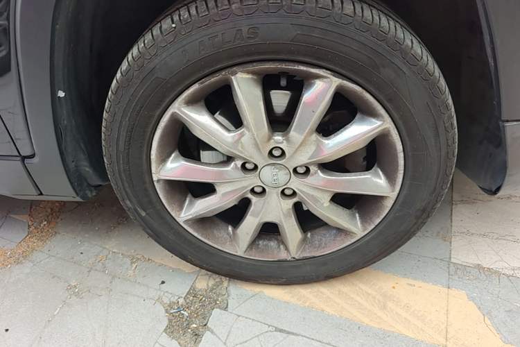 Used Jeep Cherokee 2014 2.4L Luxury Edition Right Front Wheel Hub