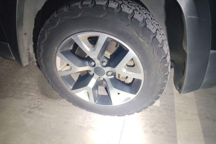 Used Jeep Cherokee 2014 2.4L Urban Edition Right Front Wheel Hub