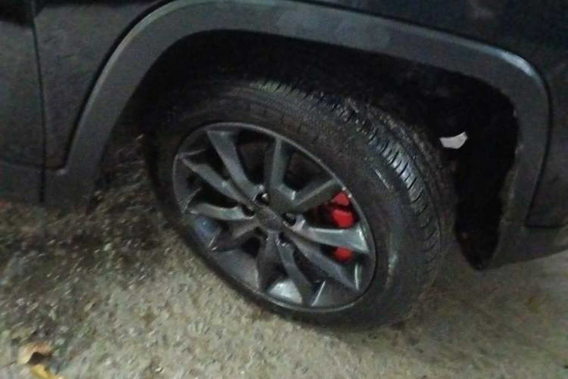 Used Jeep Cherokee 2014 2.4L Luxury Edition Right Front Wheel Hub