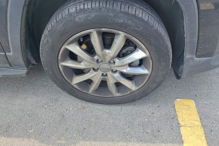 Used Jeep Cherokee 2014 2.4L Luxury Edition Right Front Wheel Hub