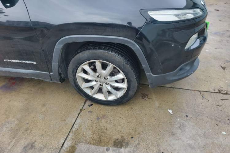 Used Jeep Cherokee 2014 2.4L Luxury Edition Right Front Wheel Hub