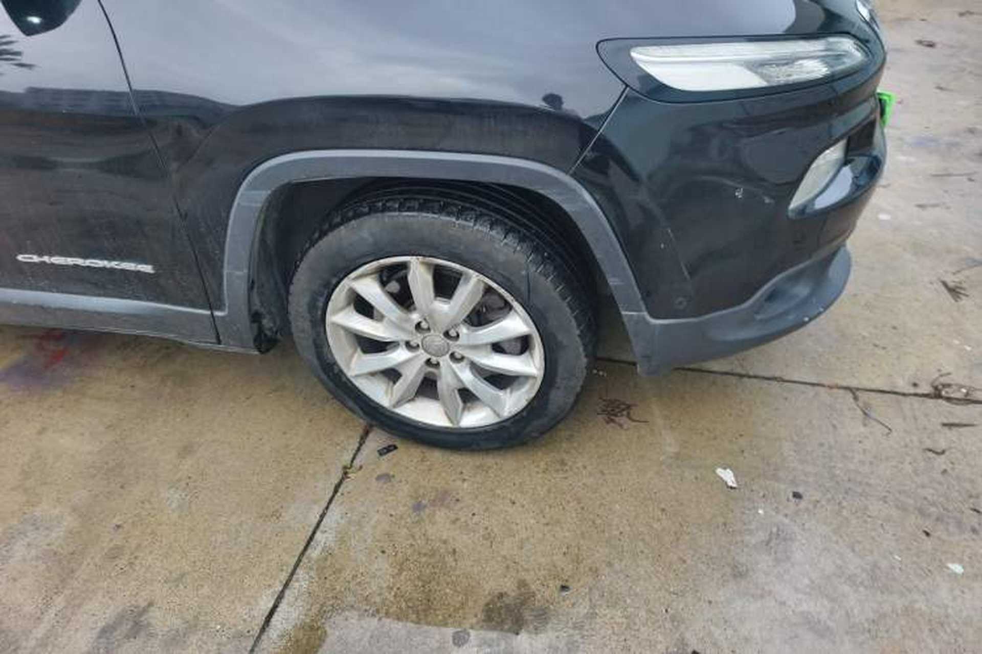 Used Jeep Cherokee 2014 2.4L Luxury Edition Right Front Wheel Hub
