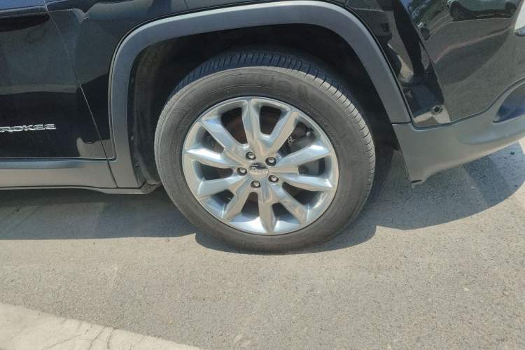 Used Jeep Cherokee 2014 2.4L Luxury Edition Right Front Wheel Hub