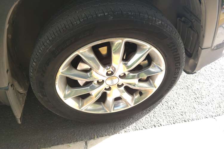 Used Jeep Cherokee 2014 2.4L Luxury Edition Right Front Wheel Hub