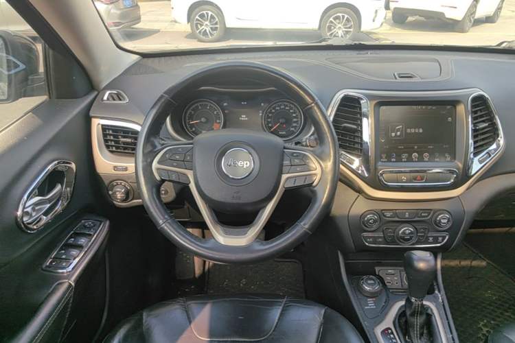 Used Jeep Cherokee 2014 2.4L Luxury Edition Steering Wheel