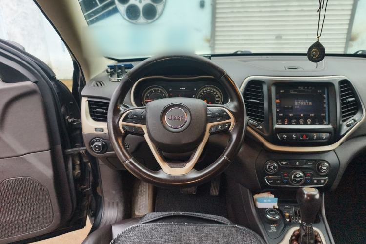 Used Jeep Cherokee 2014 2.4L Luxury Edition Steering Wheel