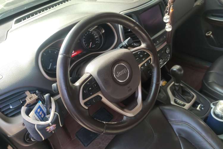 Used Jeep Cherokee 2014 2.4L Luxury Edition Steering Wheel