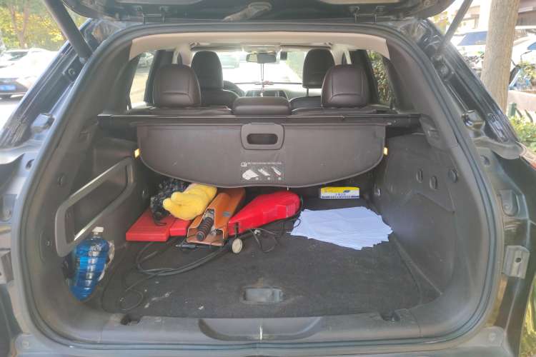 Used Jeep Cherokee 2014 2.4L Luxury Edition Trunk