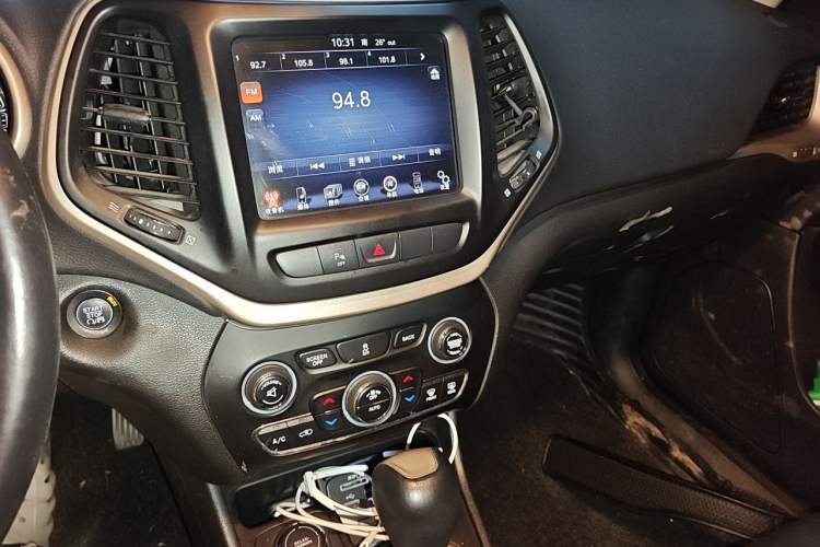 Used Jeep Cherokee 2014 2.4L Luxury Edition Audio And AC Panel