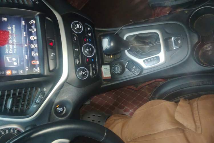 Used Jeep Cherokee 2014 2.4L Urban Edition Audio And AC Panel
