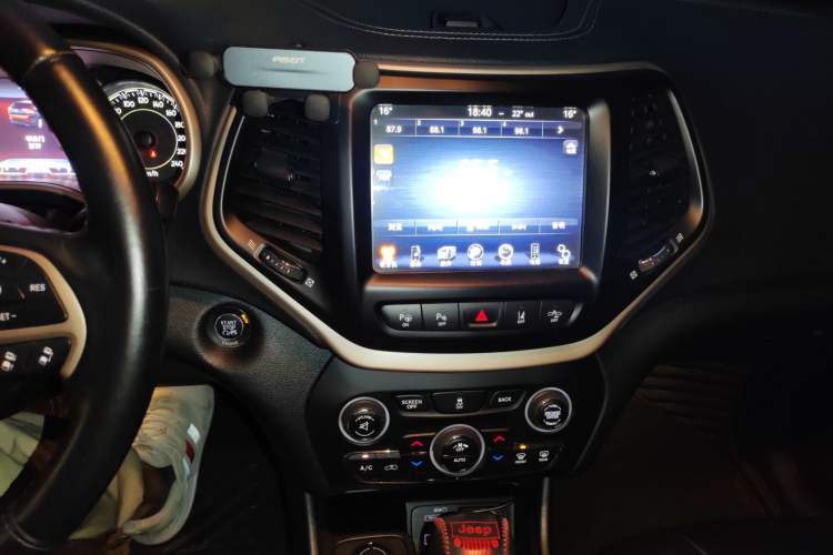 Used Jeep Cherokee 2014 2.4L Luxury Edition Audio And AC Panel