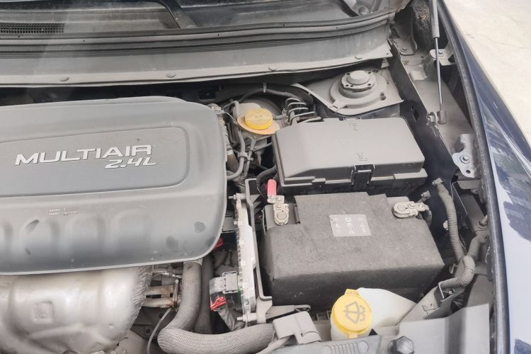 Used Jeep Cherokee 2014 2.4L High-Performance Version Engine Bay Left