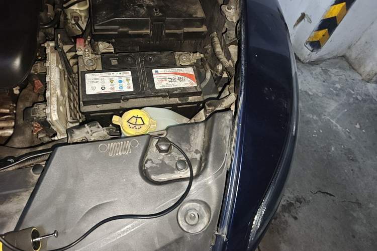Used Jeep Cherokee 2014 2.4L Luxury Edition Engine Bay Left